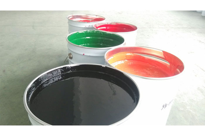 Aplicación de espuma de poliuretano para impermeabilización y aislamiento térmico de cubiertas planas más una pulverización de pintura color PU como capa protectora.