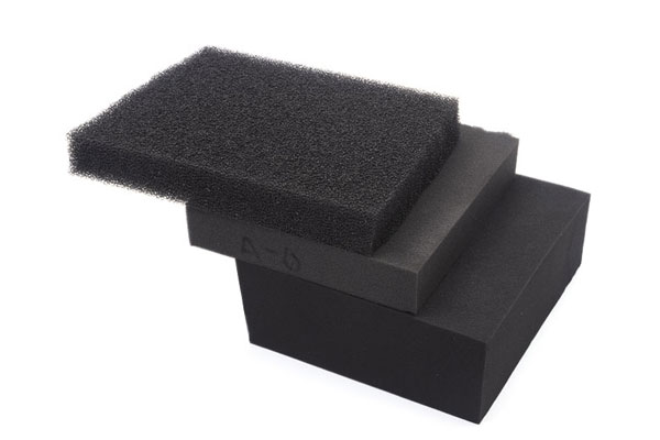 Aplicación de pigmento PU en esponja industrial.